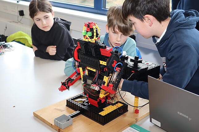 Matthias Wässle und Noah Honsell haben aus Fischer-Technik einen handgesteuerten Roboter gebaut.