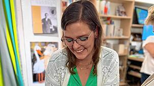Die Buchautorin und Journalistin Sira Huwiler-Flamm signiert nach der Lesung zahlreiche Bücher. Fotos: Marie-Christin Spitznagel