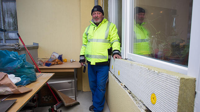 Volkmar Heldt auf seinem Balkon, rechts ist die neue, provisorische Dämmung zu sehen. Da ständig Baumaterialien auf dem Balkon gelagert ...