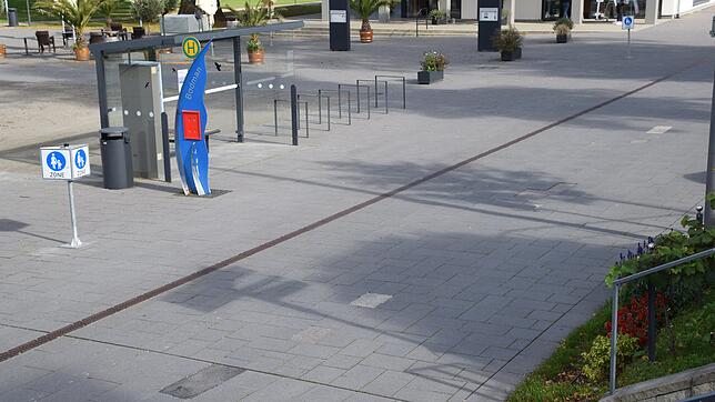 Der defekte Bodenbelag auf der Seestraße vor dem Seeum ist bald Geschichte. Dort kommt Asphalt hin. Außerdem wird dann die ...