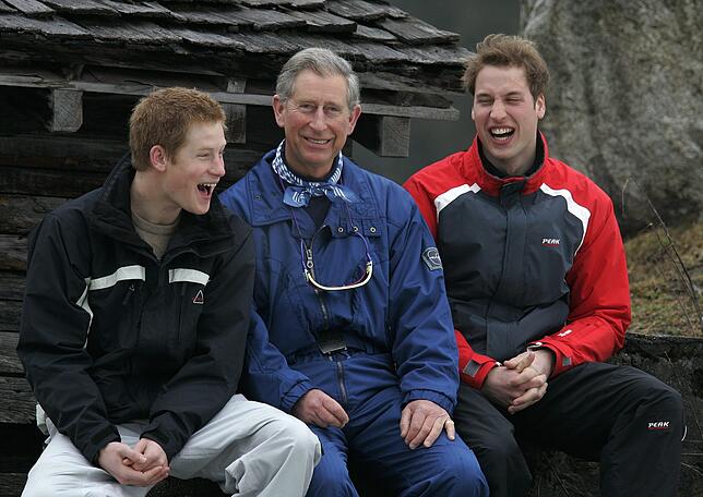 Waren immer ein herz und eine Seele: Prinz Harry (l.) und Bruder William 2015 in der Schweiz. Dazwischen Vater Prinz Charles.
