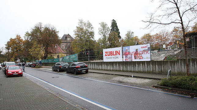 Die Laubenhof-Baustelle auf dem ehemaligen Vincentius-Areal wird sich ausdehnen. In absehbarer Zeit könnten die Parkplätze in der ...