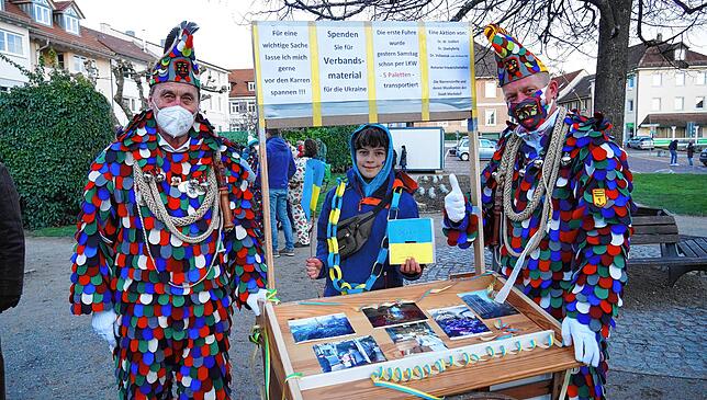 Die Narrenzünfte sammelten und sammeln heute noch Geld für dringend benötigtes Verbandsmaterial in der Ukraine. Hier Dietmar ...