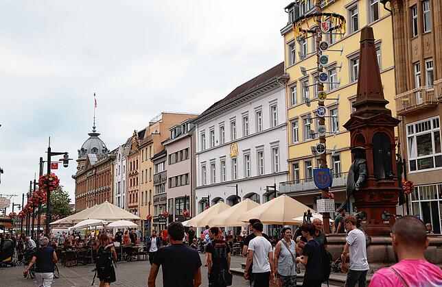 Das Zentrum von Konstanz: Die Marktstätte mit ihren bunten Fassaden und dem Kaiserbrunnen.