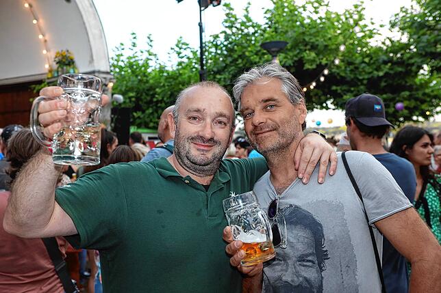 Bild 11: Hier ist was los! Die Besucher schlendern beim Seenachtfest 2023 über die Hafenmeile