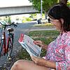 Andrea Küchler sitzt am Mittwochmittag, 23. August, am Schänzle unter einem Baum und liest. Bei den heißen Temperaturen ist sie froh ...