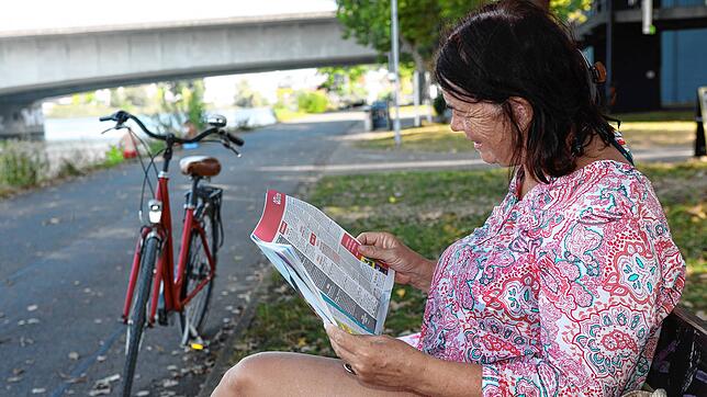 Andrea Küchler sitzt am Mittwochmittag, 23. August, am Schänzle unter einem Baum und liest. Bei den heißen Temperaturen ist sie froh ...