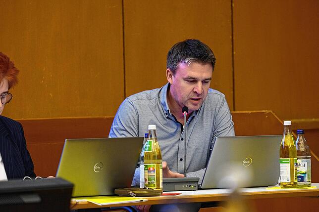 Kämmerer Matthias Herrmann erklärte die finanziellen Auswirkungen.
