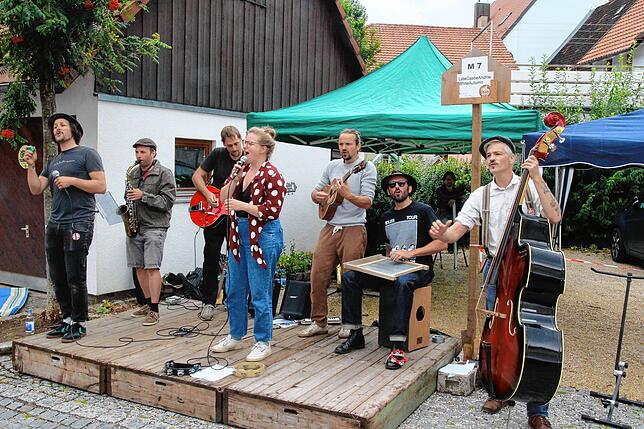 Sie kommen bregabwärts auf den Stramuso. Die Furtwanger Band LateCastleAndHeWhiteAutumn spielt auf.