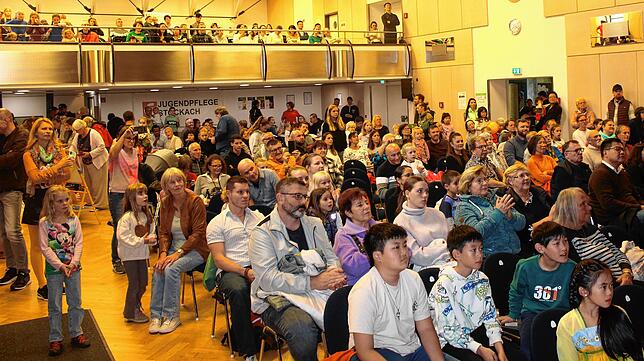 Die Sitzplätze im Bürgerhaus waren den ganzen Nachmittag über fast alle besetzt – von wechselnden Zuschauern. Viele verschiedene ...