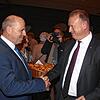 Glückwünsche nach der Auszählung: Der Erstplatzierte Martin Hahn (links) und der Zweitplatzierte Jan Zeitler (rechts).