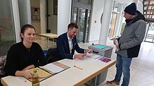 Bürgermeister Patrick Haas und seine Lebensgefährtin Nele Schmalbach sind in Hüfingen als Wahlhelfer dabei.
