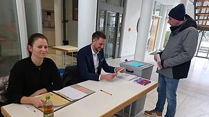Bürgermeister Patrick Haas und seine Lebensgefährtin Nele Schmalbach sind in Hüfingen als Wahlhelfer dabei.