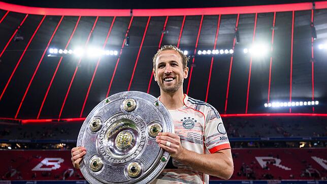 Harry Kane mit der Meisterschale.