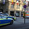 Nach der Messerattacke im März brachte ein Rettungswagen den schwer verletzten Kämmerer zu einem Rettungshubschrauber. Bild: Martin ...