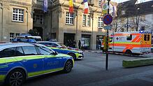 Nach der Messerattacke im März brachte ein Rettungswagen den schwer verletzten Kämmerer zu einem Rettungshubschrauber.