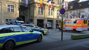 Nach der Messerattacke im März brachte ein Rettungswagen den schwer verletzten Kämmerer zu einem Rettungshubschrauber.