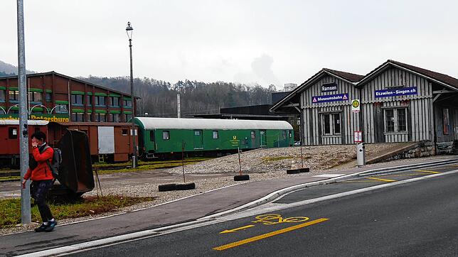 Wo sollte nach einer eventuellen Reaktivierung der Etzwiler Bahn der Endpunkt der Schienenstrecke sein? In Ramsen vielleicht? Die ...