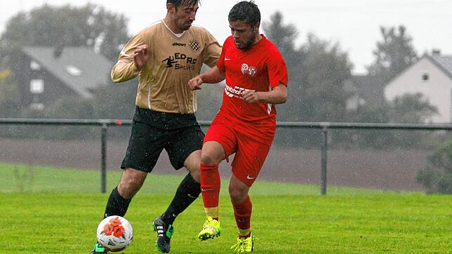 Felix Obergfell (rechts) glänzte beim 8:2-Sieg der SG Buchenberg/Neuhausen gegen die DJK Villingen II mit einem Hattrick innerhalb von ...