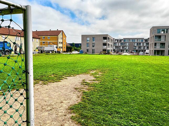 Erst wenn die &bdquo;Brennnessel&ldquo; und die Gebäude links abgerissen werden, ist Platz auf dem Areal des heutigen Bolzplatzes für ...