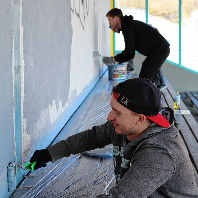 Die mit Graffiti beschmierte Tribünenwand bekommt einen neuen Anstrich. Moris Katzer (v.) und Paul Brix schwingen die Pinsel.