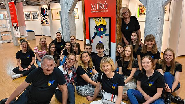 Gemeinsam besuchten die Schüler aus Lwiw, ihre Begleitpersonen und die deutschen Schüler die Miró-Ausstellung im Stadtmuseum Stockach.