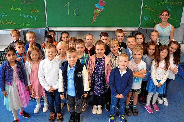 Die Klasse 1c mit ihren 26 Schülern und Klassenlehrerin Katharina Rometsch freuen sich auf ein schönes Schuljahr.