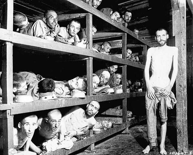 Befreite Häftlinge aus Buchenwald. Naftali Fürst liegt in der zweitobersten Reihe, als fünfter von links.