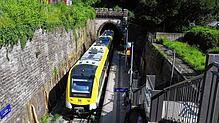 Ein Zug auf der Strecke der Bodenseegürtelbahn hält in Überlingen.