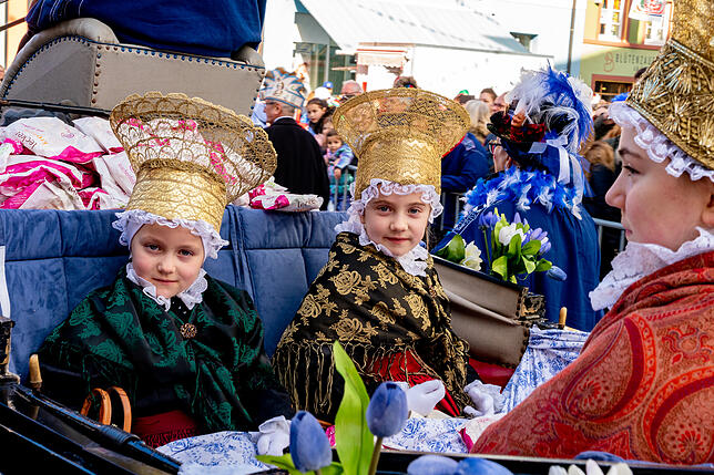 Stilecht in Goldhauben sind die kleinen Alt-Villingerinnen dabei.
