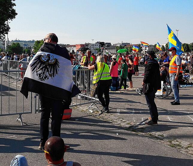 Ein Demonstrant zeigt seine Gesinnung mit dem Tragen der Reichsflagge.