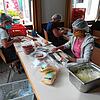 Conny Rauch, Sandra Krenz, Daniela Walther und Sabrina Sawicki (von links) belegen und verpacken im Rathaus Markelfingen 600 Seelen. Zu ...