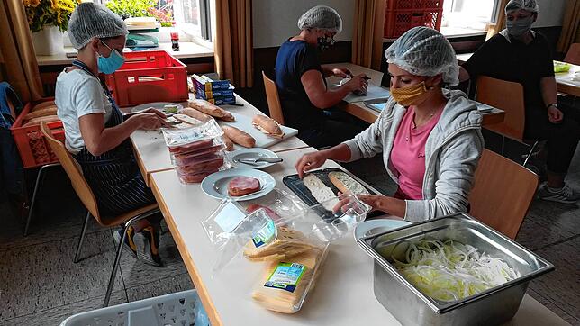 Conny Rauch, Sandra Krenz, Daniela Walther und Sabrina Sawicki (von links) belegen und verpacken im Rathaus Markelfingen 600 Seelen. Zu ...