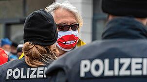 Symbolfoto: Polizisten bei einer Demonstration gegen Corona-Maßnahmen in Bayern.