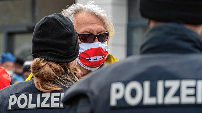 Symbolfoto: Polizisten bei einer Demonstration gegen Corona-Maßnahmen in Bayern.