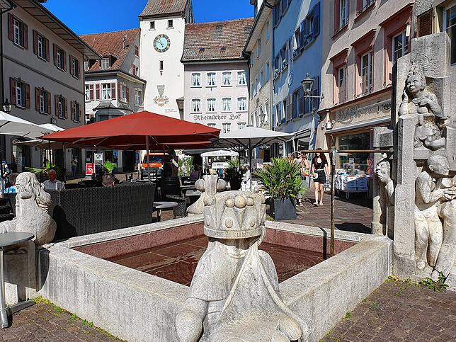 Der Handwerkerbrunnen in der Waldshuter Kaiserstraße wurde vom Rheinfelder Bildhauer Leonhard Eder geschaffen.