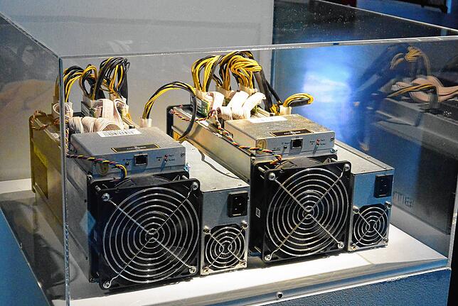 Ein Mining Rig ist ein besonders leistungsstarker Computer; er kommt beim Schürfen von Kryptowährungen zum Einsatz.