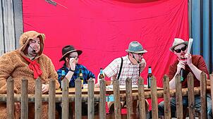 Eine lustige Runde blödelt bei einer Berghütte (von links): David Sirock, Linus Ströbele, Marc Schmidt-Ströbele und Ralf Waldenmayer mit ...