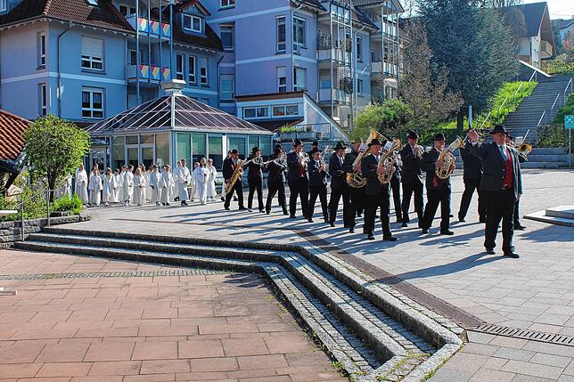 Am Weißen Sonntag, 27. April, feierten 15 Kinder aus Brigachtal und Marbach mit ihren Eltern und Angehörigen ihre Erstkommunion. ...