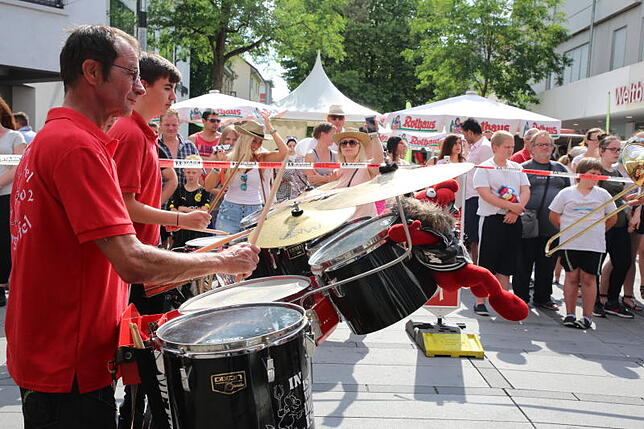 Die Hohentwiel Burgteufel sorgten bei den Besuchern vor der Sparkassenbühne bei der Eröffnung des Bike-Marathons für gute Stimmung. ...