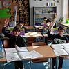 Endlich wieder Unterricht in der Schule: Ermina, Ben, Bendegúz, Suriya, Lauresa und Andreas dürfen die Hebelschule in Gottmadingen seit ...