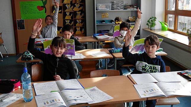 Endlich wieder Unterricht in der Schule: Ermina, Ben, Bendegúz, Suriya, Lauresa und Andreas dürfen die Hebelschule in Gottmadingen seit ...