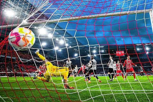 Freiburgs Lienhart (2.v.l) macht das Tor zum 3:1 gegen Augsburgs Torwart Rafal Gikiewicz (l).