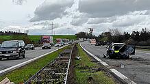 Der Rettungshelikopter schwebt über der Autobahn A81 bei Tuningen. Im Vordergrund ist das Wrack des Renault zu sehen, weiter vorne beim ...