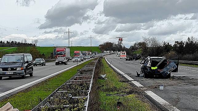 Der Rettungshelikopter schwebt über der Autobahn A81 bei Tuningen. Im Vordergrund ist das Wrack des Renault zu sehen, weiter vorne beim ...