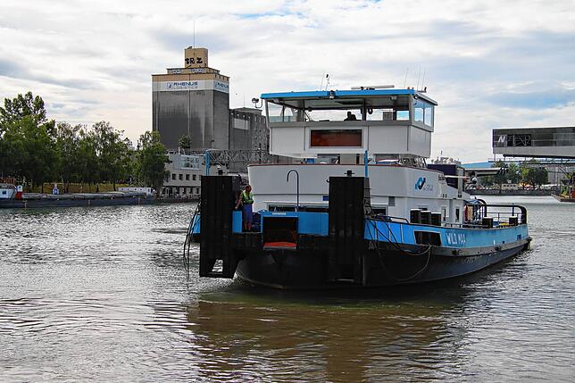 Das Schiff &bdquo;Wild Maa&ldquo; legt ab.