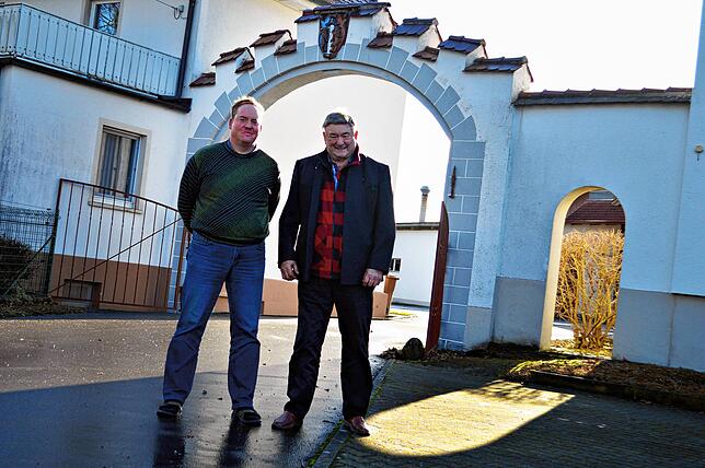 Eduard Neubauer (links) mit seinem Vater Walter vor dem gemeinsamen Anwesen in Salem-Buggensegel.