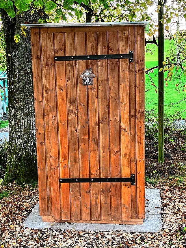 Die Toilette ist nicht weit weg. Beim Konzept „Waldhauser Hof Fässle“ ist auch das stille Örtchen in Holz gehalten.