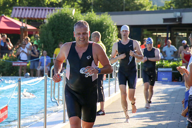 Bild 3: Mit der Nummer 117 durch die Triathlon-Nacht &ndash; wir haben Teilnehmer Dietmar Granacher begleitet
