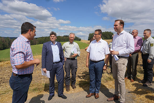 Über die Situation der Wälder machte sich Forstminister Peter Hauk ein Bild bei einem Vor-Ort-Termin in Ühlingen-Birkendorf, Eggingen ...